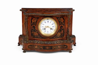 Pendola Carlo X con Cassa in Legno Intagliato e Legno Intarsiato. Feancia, Leroy a Paris, XIX Sec...