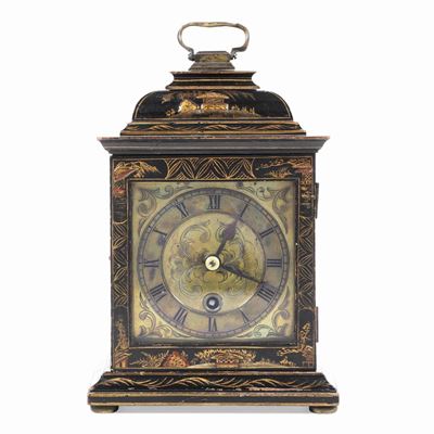 Pendola da Tavolo con Cassa in Legno Ebanizzato e Laccato a Cineserie. XVIII Secolo