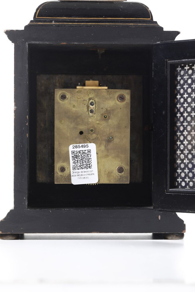 Pendola da Tavolo con Cassa in Legno Ebanizzato e Laccato a Cineserie. XVIII Secolo