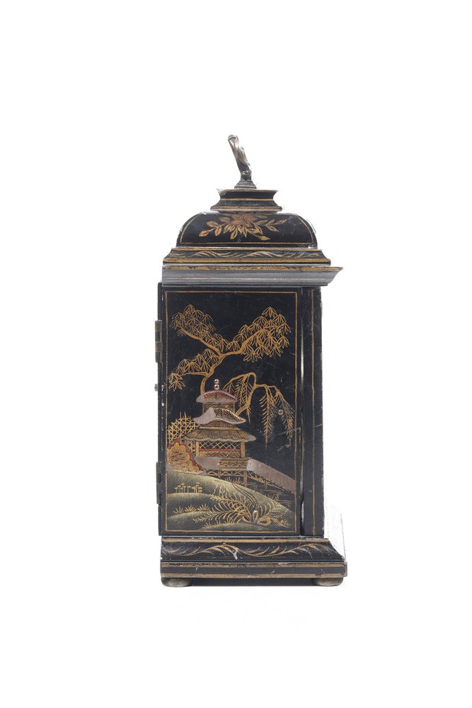 Pendola da Tavolo con Cassa in Legno Ebanizzato e Laccato a Cineserie. XVIII Secolo