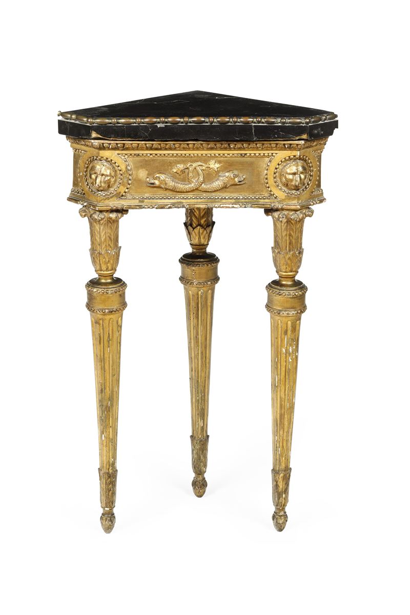 Consolina ad angolo in legno intagliato e dorato. XVIII secolo  - Asta Dimore Italiane - Cambi Casa d'Aste
