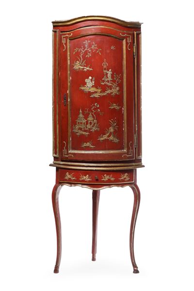 Angolare Laccato a Chinoiseries in Oro su Fondo Rosso. XVIII Secolo