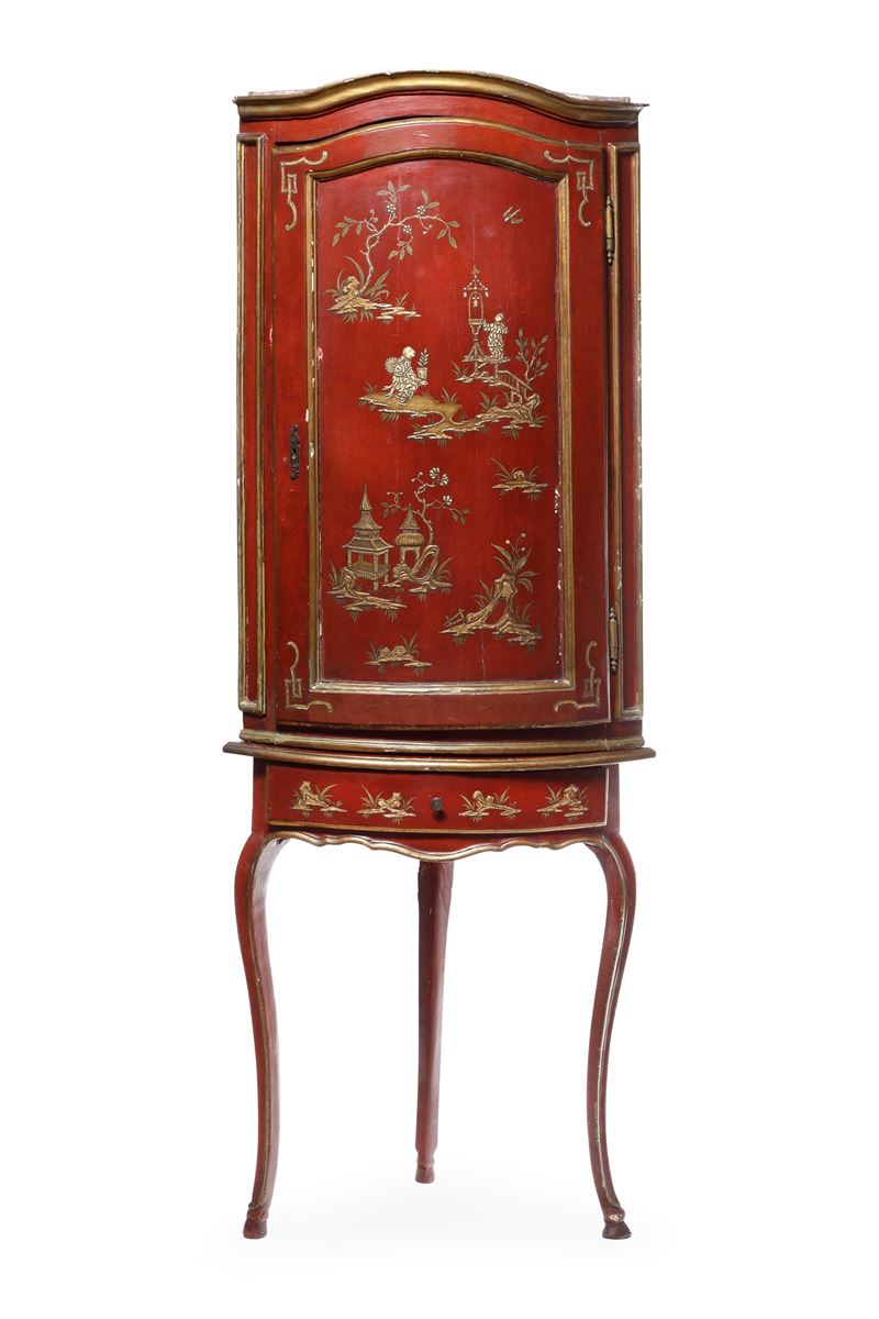 Angolare laccato a chinoiseries in oro su fondo rosso. XVIII secolo  - Asta Antiquariato - Cambi Casa d'Aste