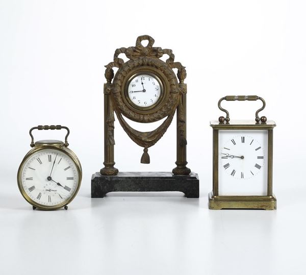 Tre orologini da tavolo in bronzo ottone e metallo