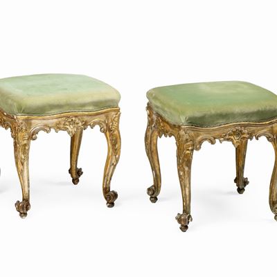 Coppia di Panchetti in Legno Intagliato e Dorato. XVIII Secolo