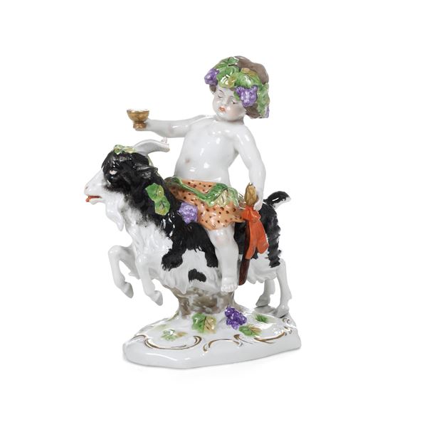 Figurina di Giovane Bacco su caprone. Germania, Manifattura della Turingia, XX secolo.