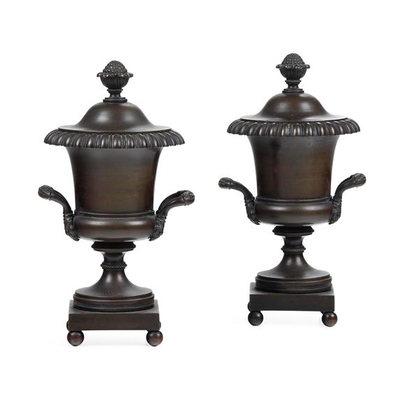Coppia di vasi ad urna in bronzo a patina scura. XIX secolo