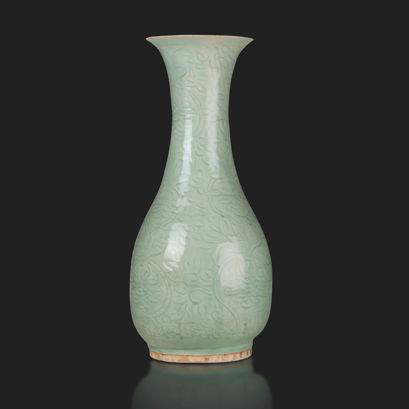 Vaso a bottiglia in porcellana celadon longquan, Cina, Dinastia Ming, XV secolo  - Asta Fine Chinese Works of Art - Cambi Casa d'Aste