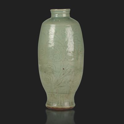 Vaso in Porcellana Celadon Longquan a Decoro Floreale Inciso, Cina, Dinastia Ming, XV Secolo