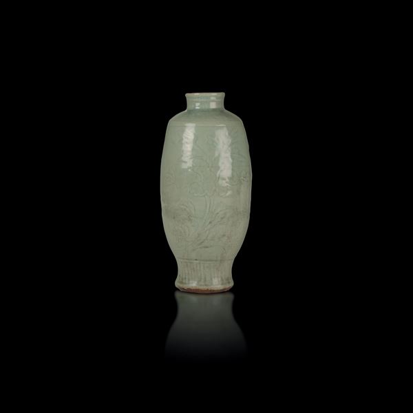 Vaso in porcellana celadon longquan a decoro floreale inciso, Cina, Dinastia Ming, XV secolo