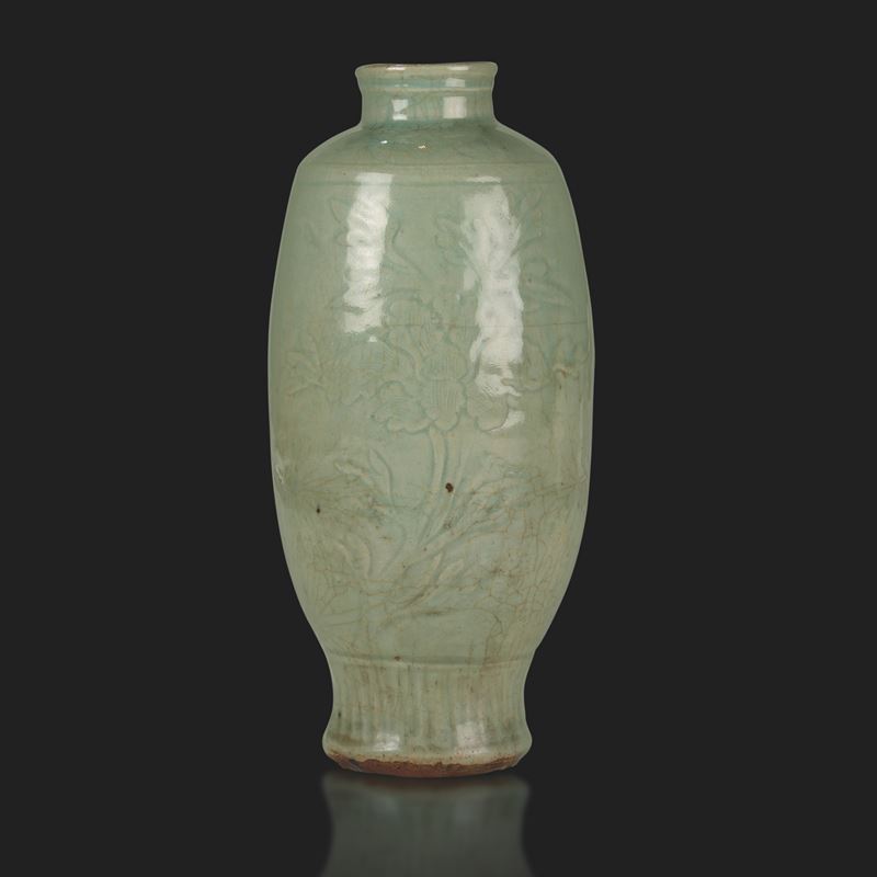 Vaso in porcellana celadon longquan a decoro floreale, Cina, Dinastia Ming, XV secolo  - Asta Fine Chinese Works of Art - Cambi Casa d'Aste