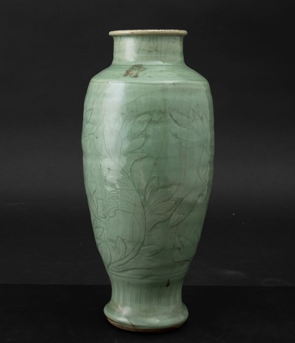 Vaso in porcellana Longquang color Celandon con decoro floreale inciso, Cina, Dinastia Ming, XVII secolo