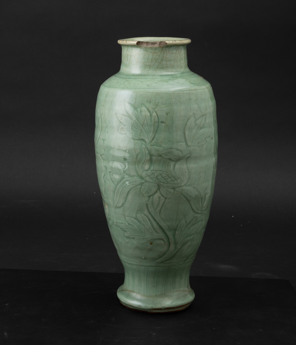 Vaso in porcellana Longquang celadon, decoro floreale inciso, Cina, Dinastia Ming (XVII secolo)