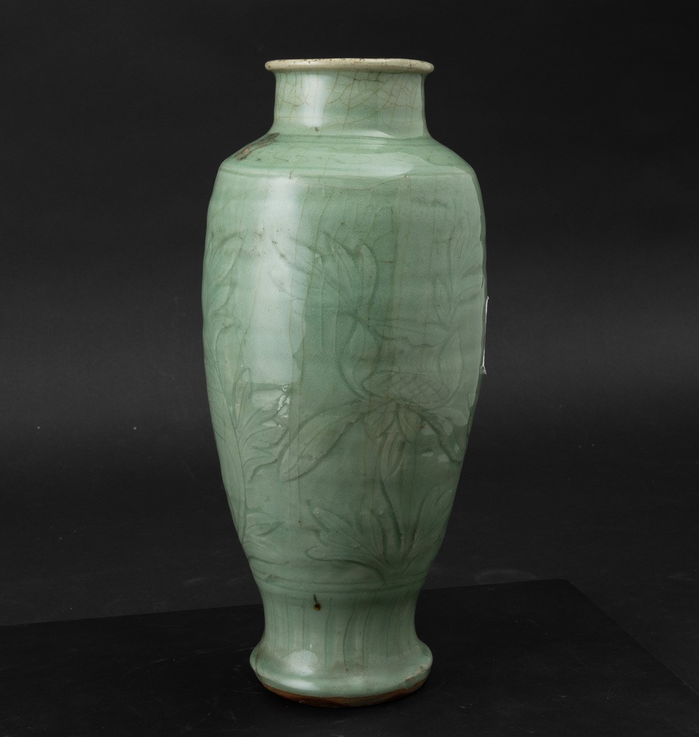 Vaso in porcellana Longquang celadon, decoro floreale inciso, Cina, Dinastia Ming (XVII secolo)