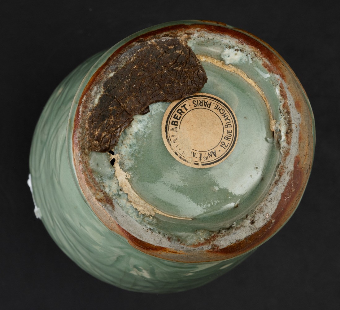 Vaso in porcellana Longquang celadon, decoro floreale inciso, Cina, Dinastia Ming (XVII secolo)