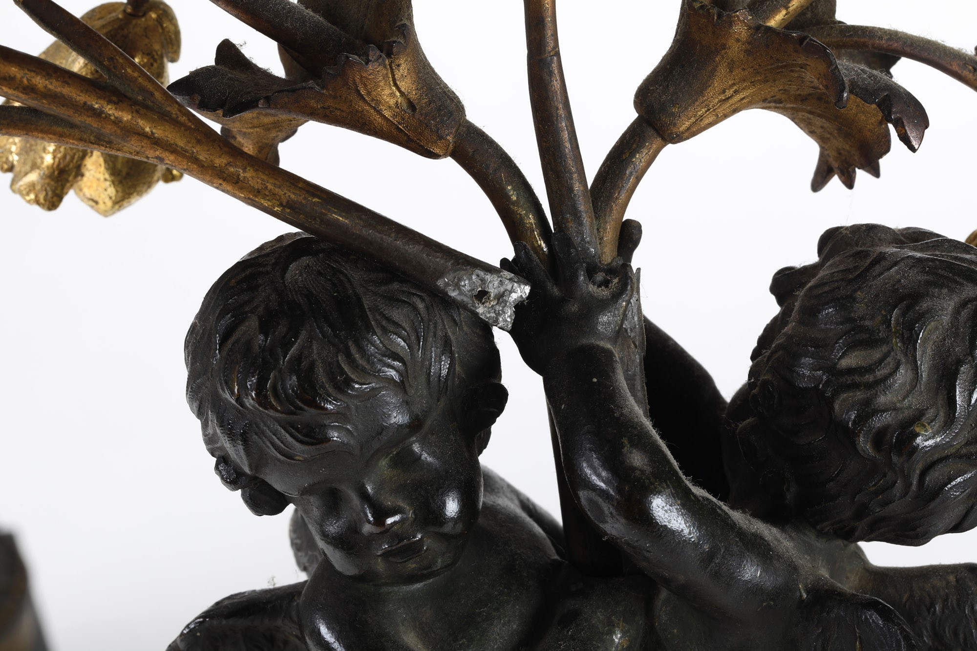 Coppia di Candelabri con Putti in Bronzo Brunito e Dorato, Francia, XIX Secolo