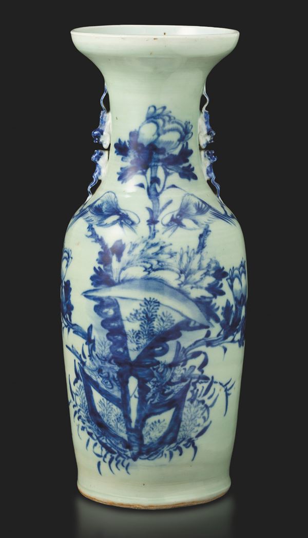 Vaso in porcellana Celadon con decoro naturalistico in blu cobalto e anse sagomate a foggia di cane di Pho, Cina, Dinastia Qing, XIX secolo