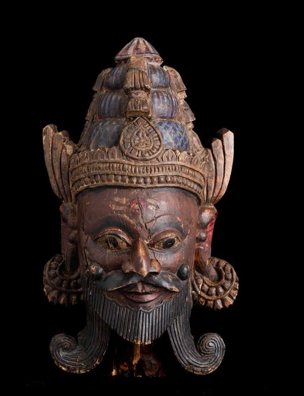 Testa di divinità in legno laccato, Thailandia, XIX secolo