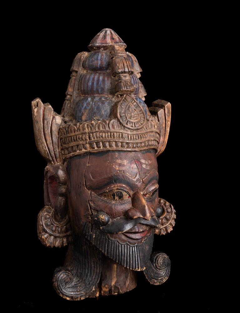 Testa di Divinità in Legno Laccato, Thailandia, XIX Secolo