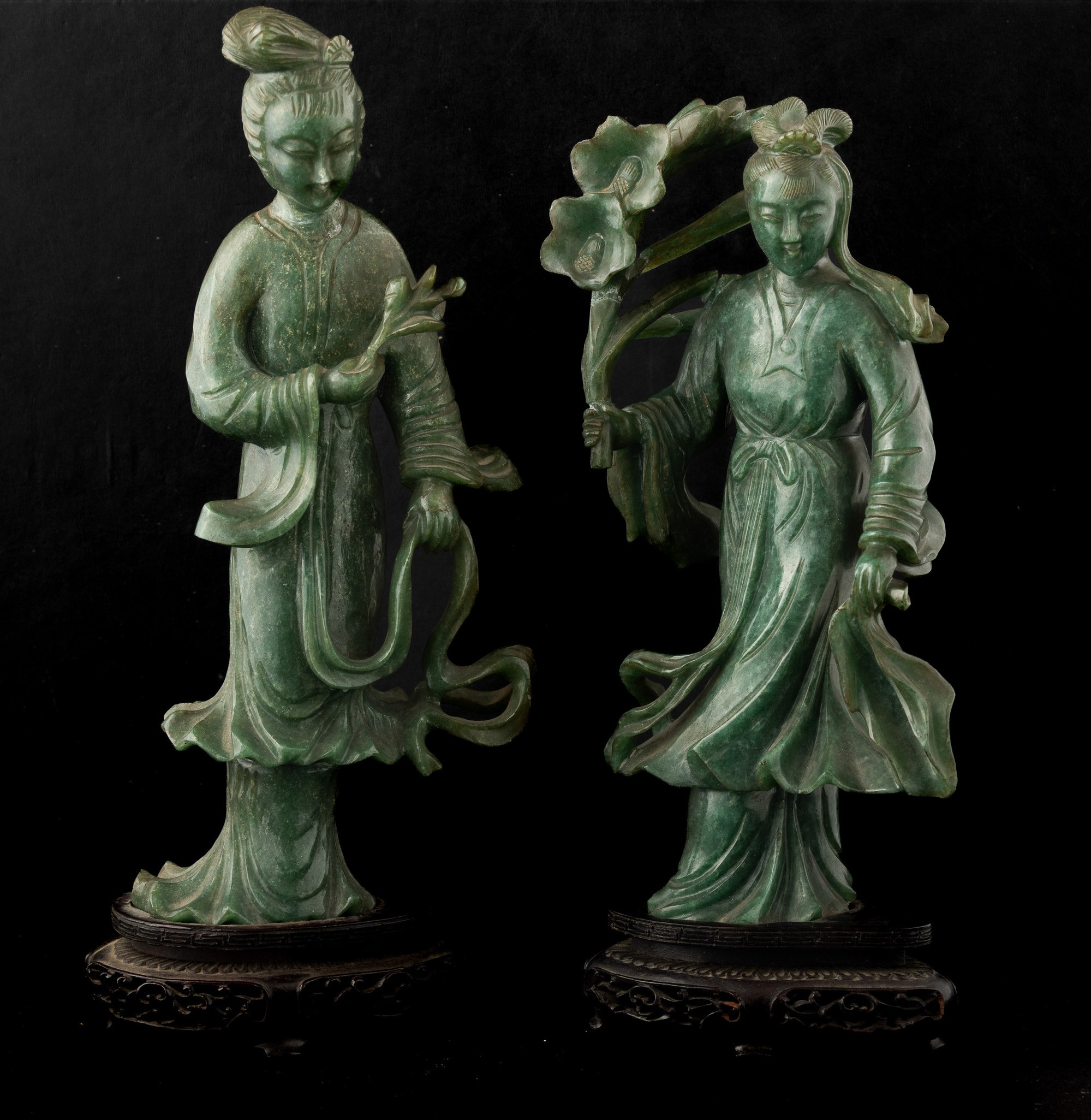 Due Figure di Fanciulle Scolpite in Giada, Cina, Dinastia qing,XIX Secolo