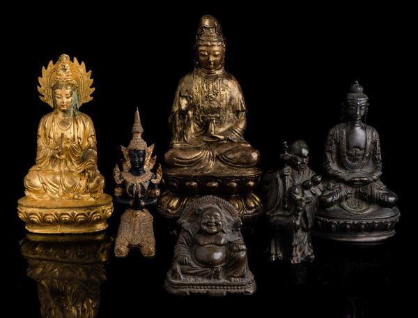 Lotto di sei composto da: quattro figure di Buddha, Figura di Budai e Figura di saggio, Cina e Thailandia, XIX secolo