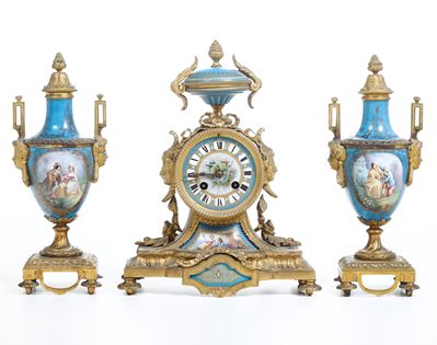 Trittico (orologio e Coppia di Vasi) in Porcellana e Metallo. Francia XX Secolo