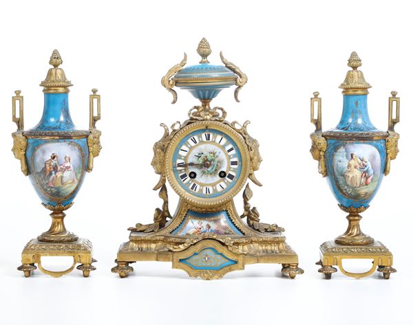 Trittico (orologio e coppia di vasi) in porcellana e metallo. Francia XX secolo