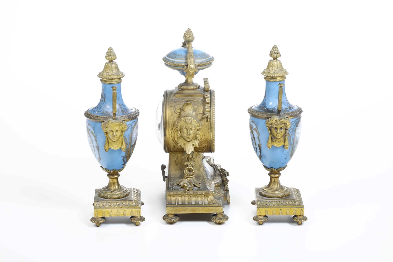 Trittico (orologio e Coppia di Vasi) in Porcellana e Metallo. Francia XX Secolo