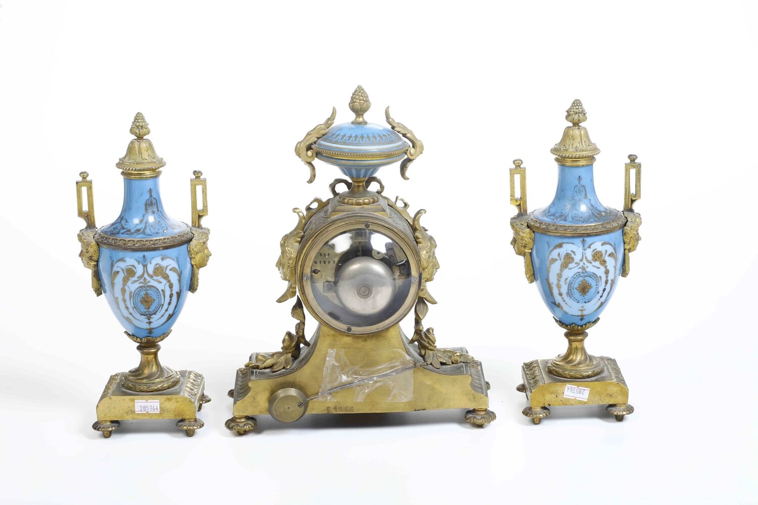 Trittico (orologio e Coppia di Vasi) in Porcellana e Metallo. Francia XX Secolo