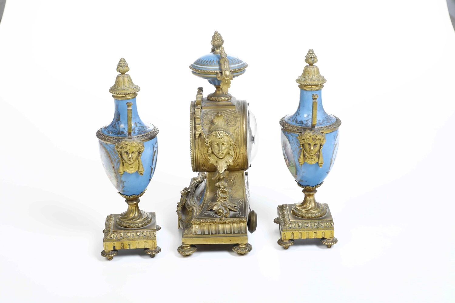 Trittico (orologio e Coppia di Vasi) in Porcellana e Metallo. Francia XX Secolo