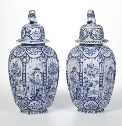 Coppia di Potiches. Olanda, Manifattura di Delft, XX Secolo.