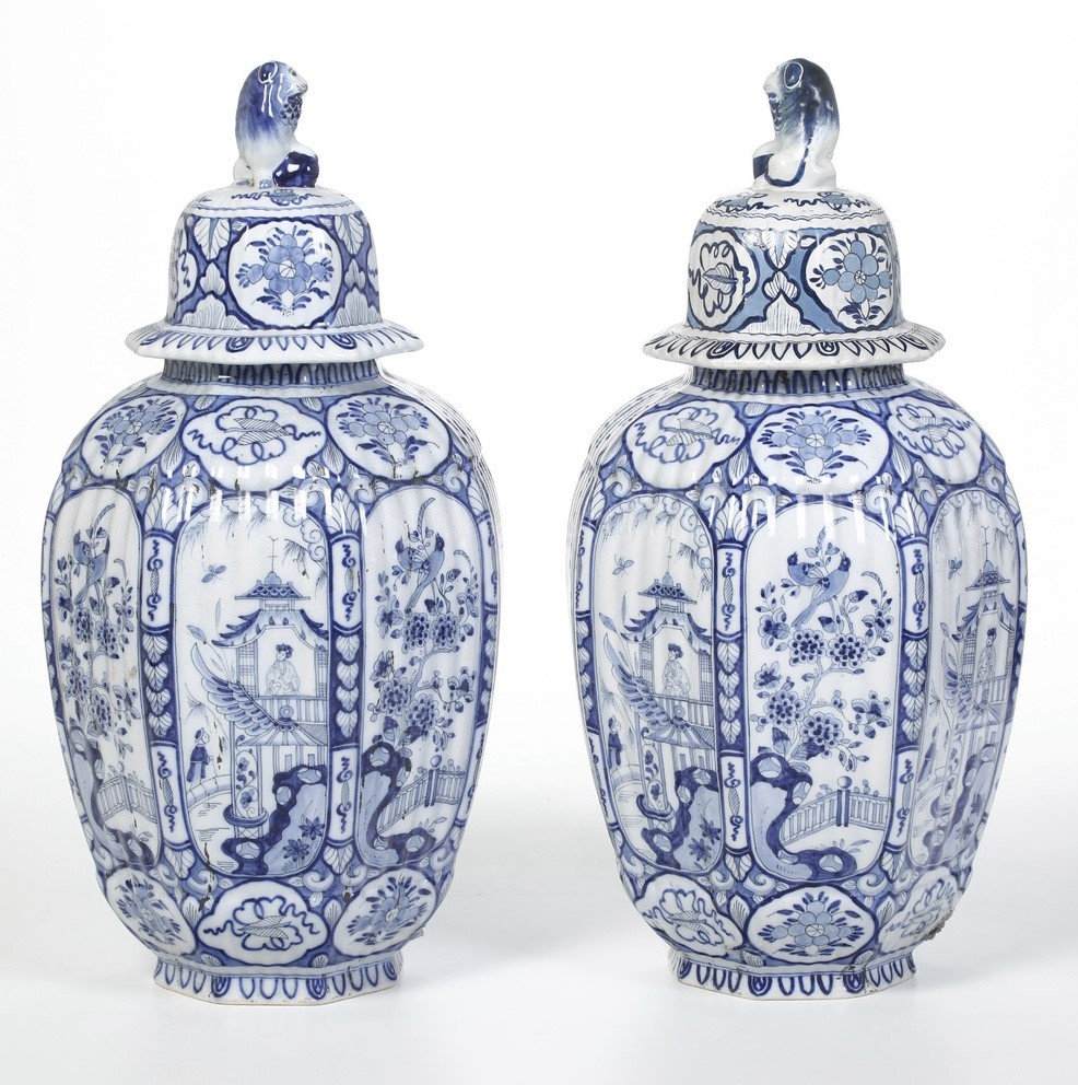 Coppia di Potiches. Olanda, Manifattura di Delft, XX Secolo.