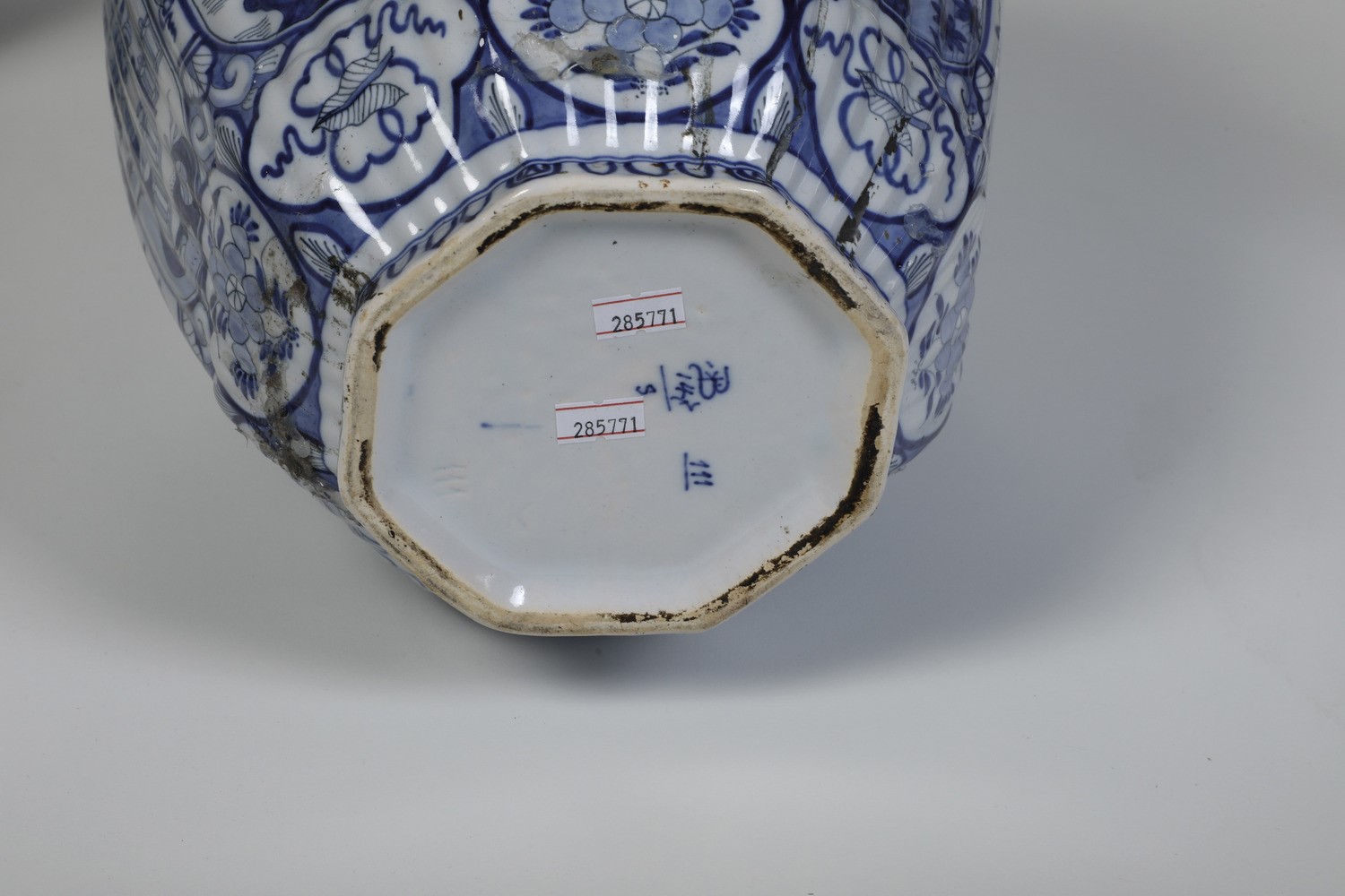 Coppia di Potiches. Olanda, Manifattura di Delft, XX Secolo.