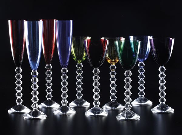 Sei calici e quattro flûtes colorate “Vega” Francia, Manifattura Baccarat, XX secolo Designer: Savinel Roze