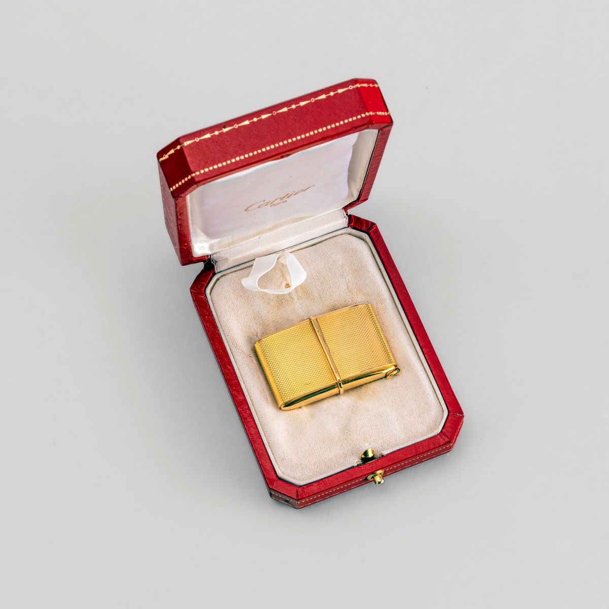 Raro e Prezioso Ermeto Firmato Cartier in Oro Giallo 18k con Lavorazione in Rilievo su Cuvette Es...