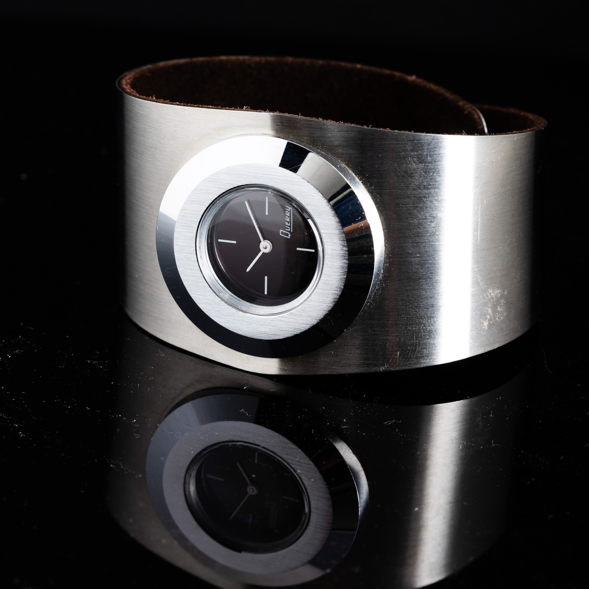 Querry - Orologio di Design Anni '70 con Bracciale a Fascia Integrato, Quadrante Nero con Indici ...