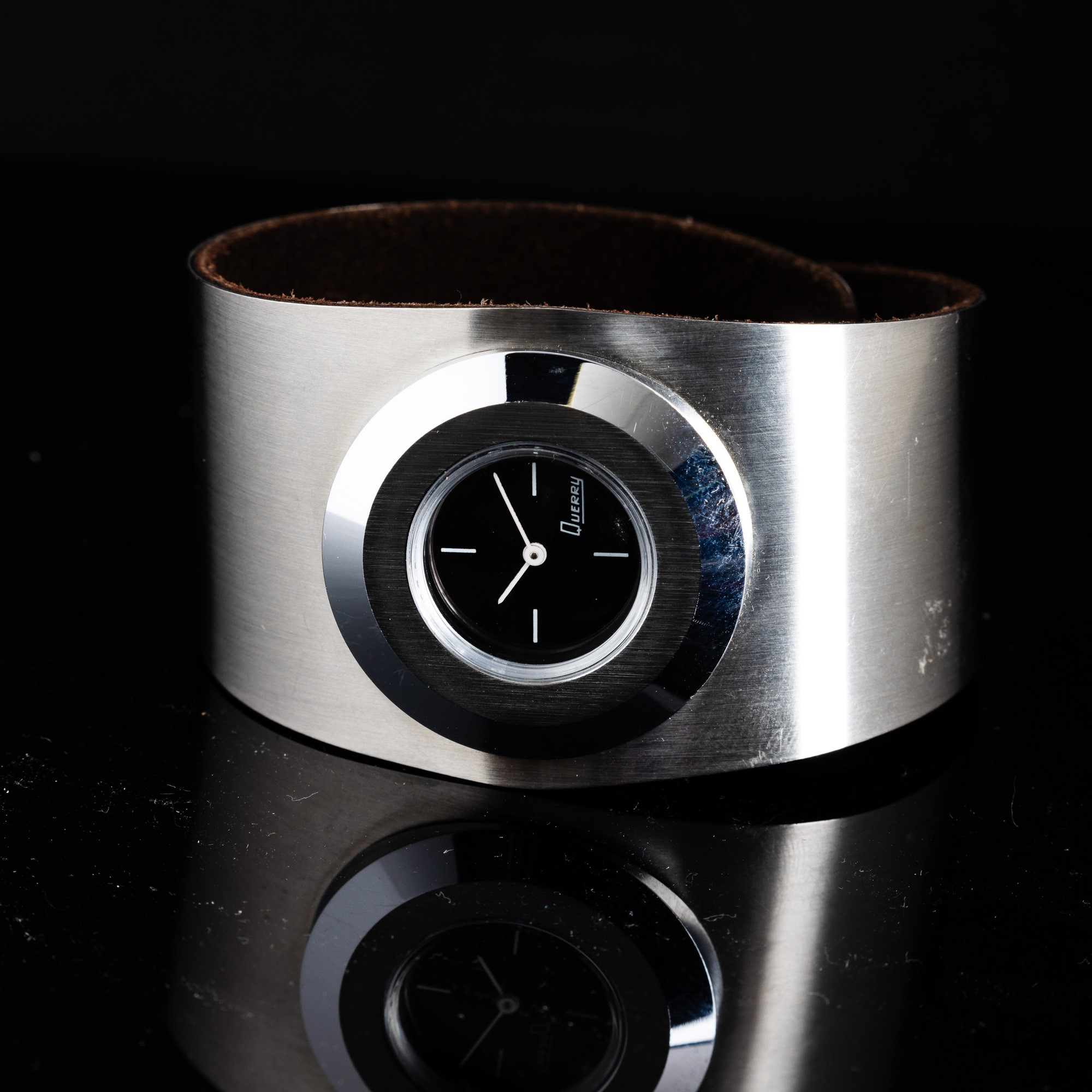 Querry - Orologio di Design Anni '70 con Bracciale a Fascia Integrato, Quadrante Nero con Indici ...
