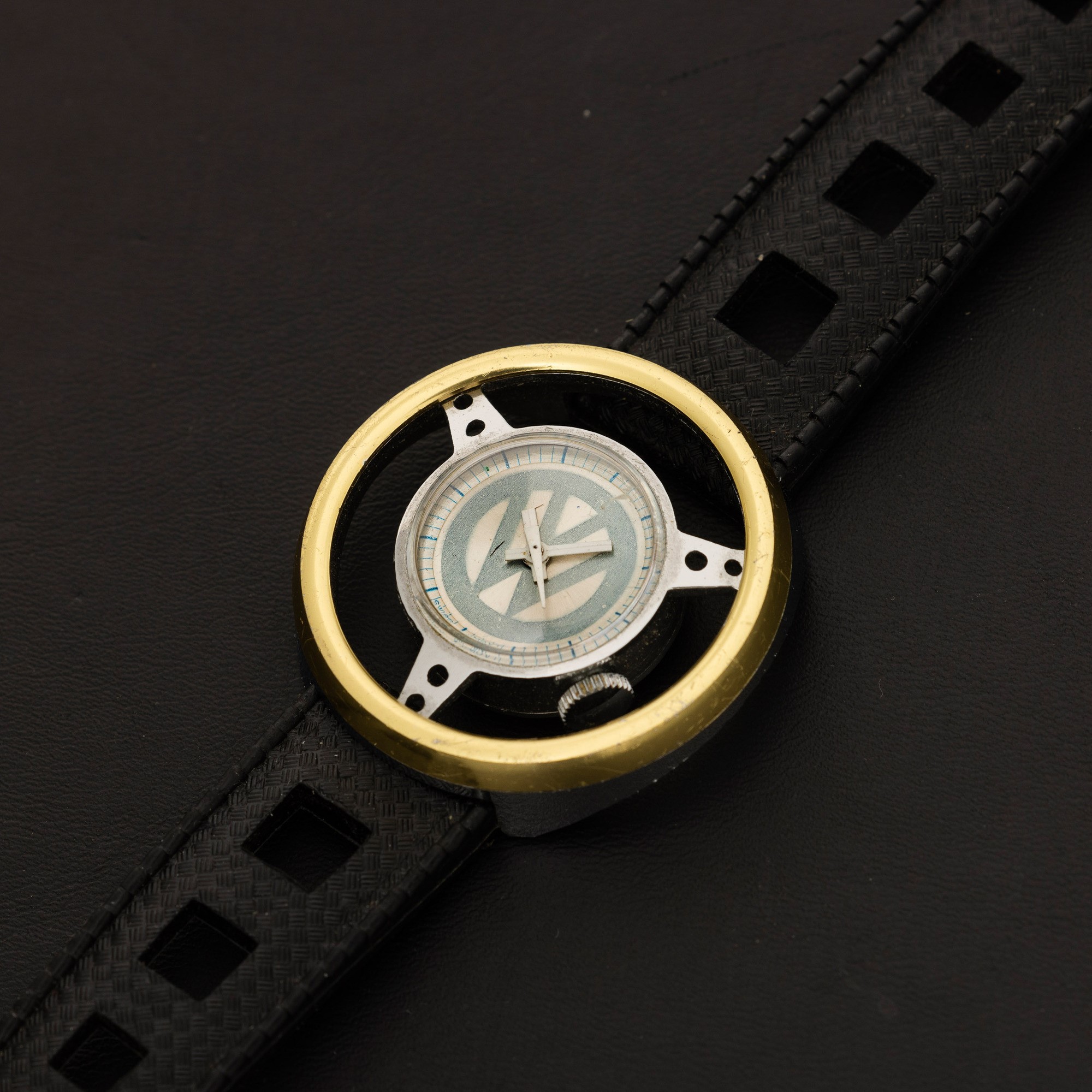 Inusuale Orologio "driver" a Forma di Volante con Logo della Volkswagen, Carica Manuale e Cinturi...