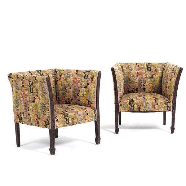 Coppia di poltrone in legno intagliato. XX secolo