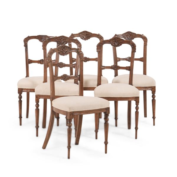 Gruppo di sei sedie in legno intagliato. XIX-XX secolo