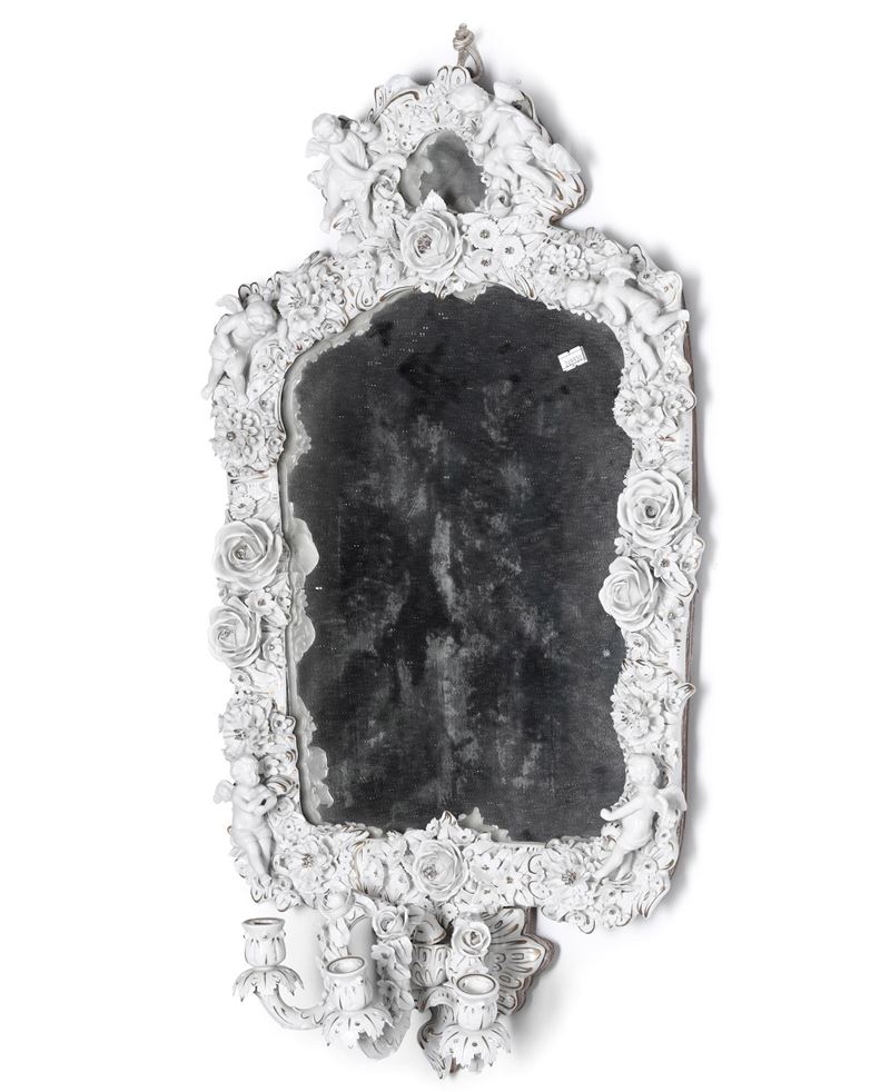 Specchiera in porcellana con decoro floreale e angeli. XX secolo  - Asta Antiquariato Luglio - Cambi Casa d'Aste