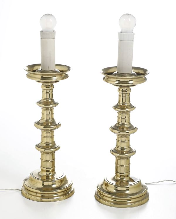Coppia di candelieri in bronzo dorato. XX secolo