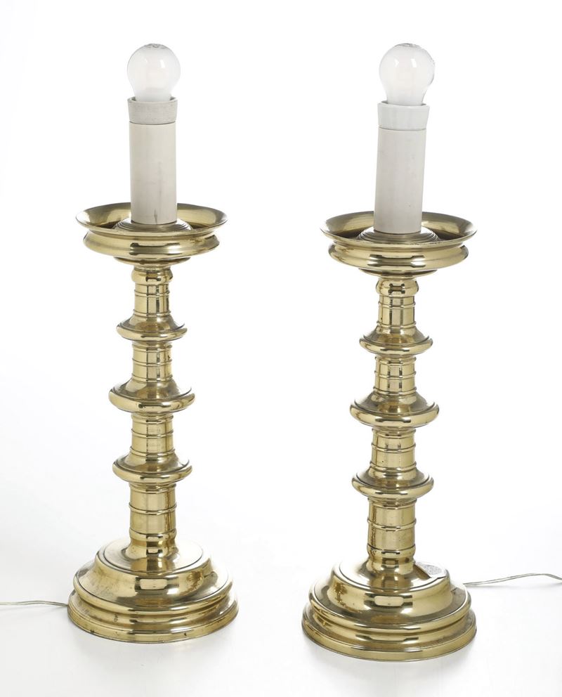 Coppia di candelieri in bronzo dorato. XX secolo  - Asta Antiquariato Luglio - Cambi Casa d'Aste
