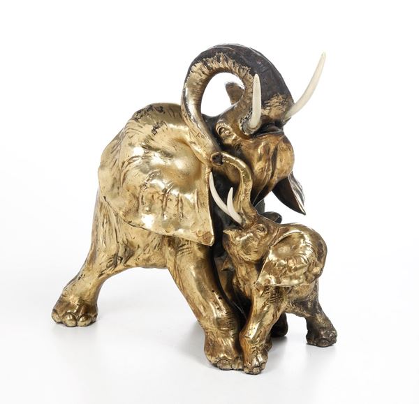Scultura con elefante ed elefantino.<BR>Napoli, Giuseppe Granello per la Manifattura Cacciapuoti, anni ‘20 del Novecento.