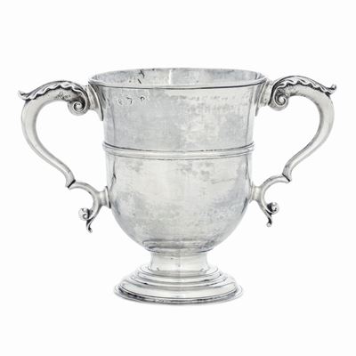 Coppa Biansata. Londra 1752. Argentieri Thomas Cooke And Richard Gurney. Corpo Svasato con Anse S...