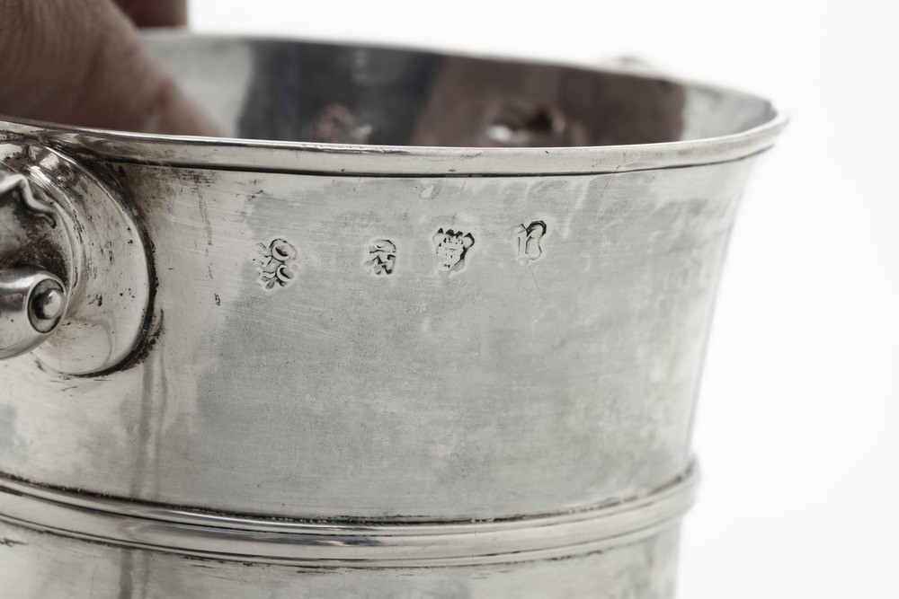 Coppa Biansata. Londra 1752. Argentieri Thomas Cooke And Richard Gurney. Corpo Svasato con Anse S...