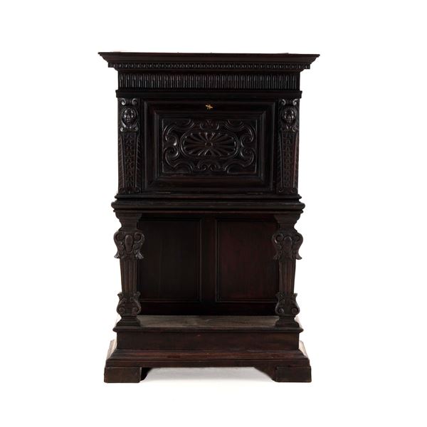 Mobile bar intagliato in stile rinascimento