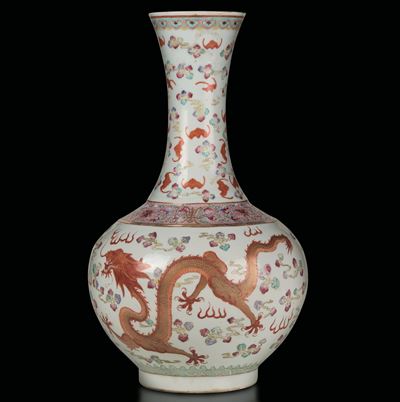 Vaso a Bottiglia in Porcellana a Decoro di Drago Rosso Ferro e Oro tra le Nuvole sui Toni Dell'ar...