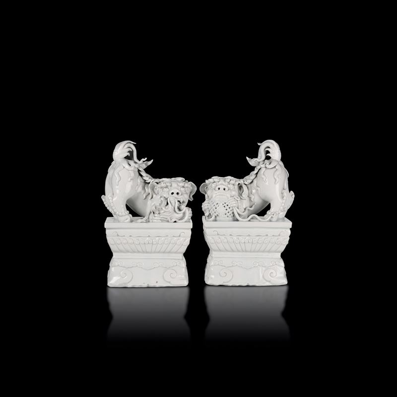 Coppia di cani di Pho in porcellana blanc de Chine, Cina, Dehua, Dinastia Qing, XIX secolo  - Asta Fine Chinese Works of Art - Cambi Casa d'Aste