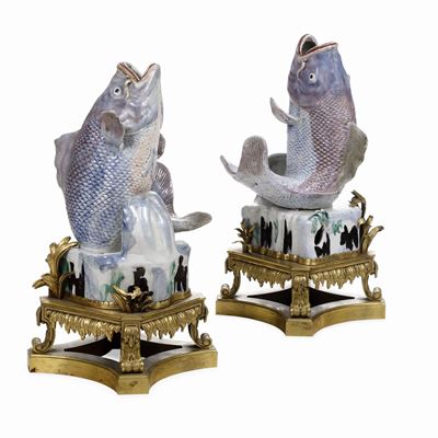 Coppia di Carpe in Porcellana Dipinta in Underglaze Blu. Giappone, Epoca Edo (1600-1868), Primo Q...